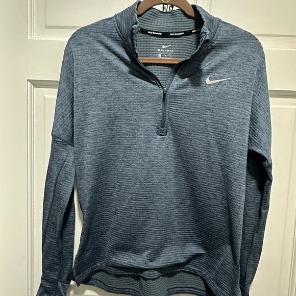 Nike Women's NIKE ELEMENT LONG SLEEVE Size Medium NWOT - Picture 2 of 5